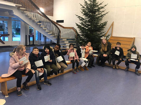 Adventsbasteln - Kinder in der Aula der Grundschule-Landskronastr.